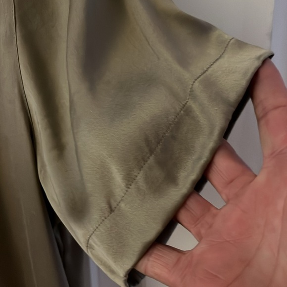 NWOT! Jones New York Short Sleeve Silk Blouse. Goldish Tan. Size 10 - Picture 3 of 7